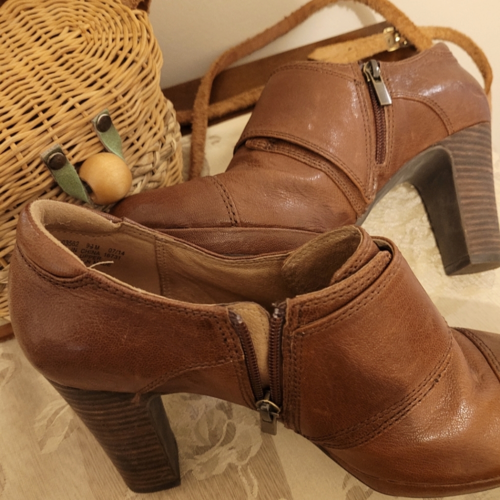 Clarks Artisan Flyrt Fancy Cognac Brown Leather Oxford Pump